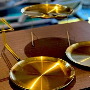 Pizza plates, stands and servers